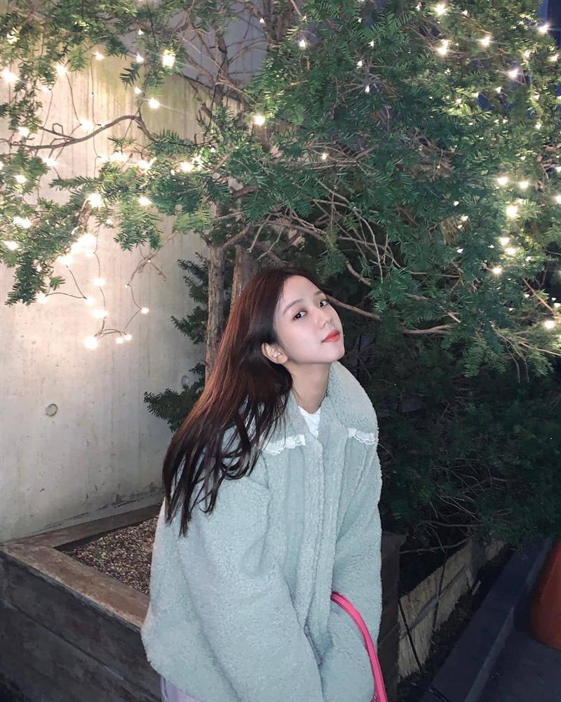 Không phải áo khoác dáng dài, đây mới là những kiểu áo được sao Kpop ưu ái trong ngày đại hàn-7