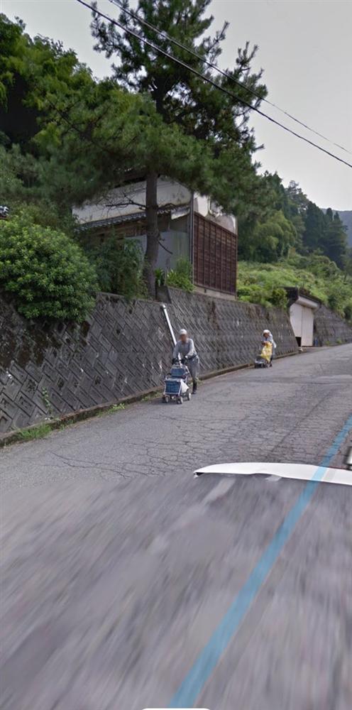Dùng Google Earth tìm nhà mình, người đàn ông thấy người bố đã qua đời 7 năm đang đứng chờ một bóng dáng phía xa và mẩu chuyện gây xúc động-4
