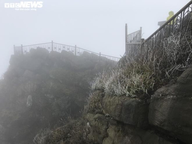 Trầm trồ trước khung cảnh băng tuyết tuyệt đẹp bao phủ chùa Đồng trên đỉnh non thiêng Yên Tử-7