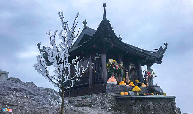 Trầm trồ trước khung cảnh băng tuyết tuyệt đẹp bao phủ chùa Đồng trên đỉnh non thiêng Yên Tử-1
