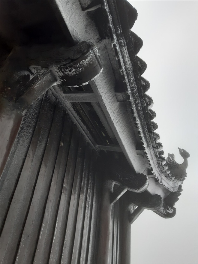 Trầm trồ trước khung cảnh băng tuyết tuyệt đẹp bao phủ chùa Đồng trên đỉnh non thiêng Yên Tử-3
