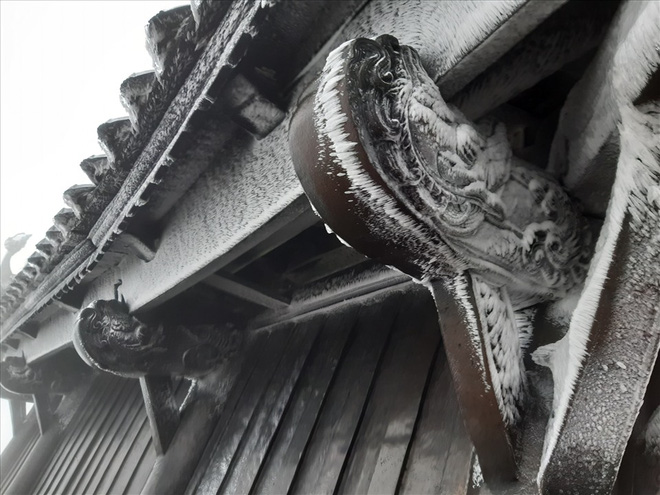 Trầm trồ trước khung cảnh băng tuyết tuyệt đẹp bao phủ chùa Đồng trên đỉnh non thiêng Yên Tử-2