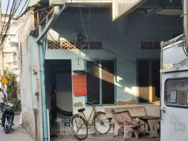 Con phát hiện cha trong tư thế treo cổ-1