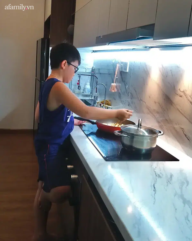 Mẹ Hà Nội khoe con có ý thức và nấu ăn ngon như đầu bếp nhà hàng, nhìn thành quả ai cũng xuýt xoa: Dạy con trai quá khéo!-6