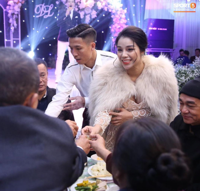 Khoảnh khắc thú vị hậu lễ cưới của trung vệ Bùi Tiến Dũng: 2 vợ chồng thi nhau khoe vàng đầy tay ngập cổ, tiết lộ sốc về chiếc váy cưới tiền tỷ của cô dâu Khánh Linh-1