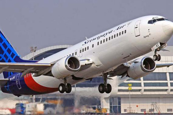 Những hình ảnh đầu tiên về các mảnh vỡ được cho là của máy bay Indonesia vừa gặp nạn-7