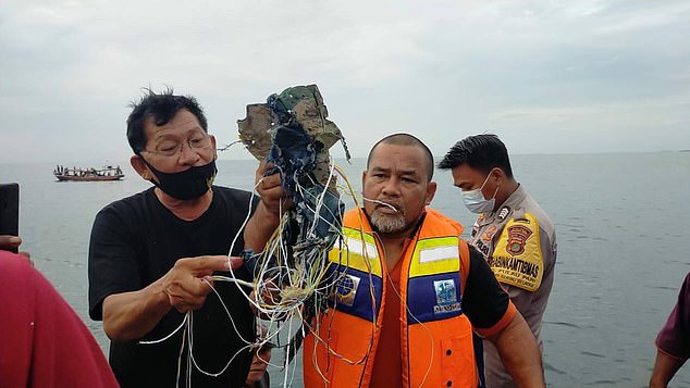 Xác nhận máy bay Boeing 737 chở 62 người tại Indonesia rơi xuống biển sau 5 phút cất cánh, không thấy dấu hiệu người sống sót-2