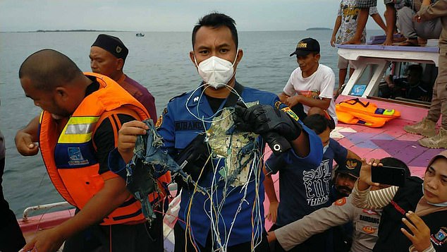 Xác nhận máy bay Boeing 737 chở 62 người tại Indonesia rơi xuống biển sau 5 phút cất cánh, không thấy dấu hiệu người sống sót-3