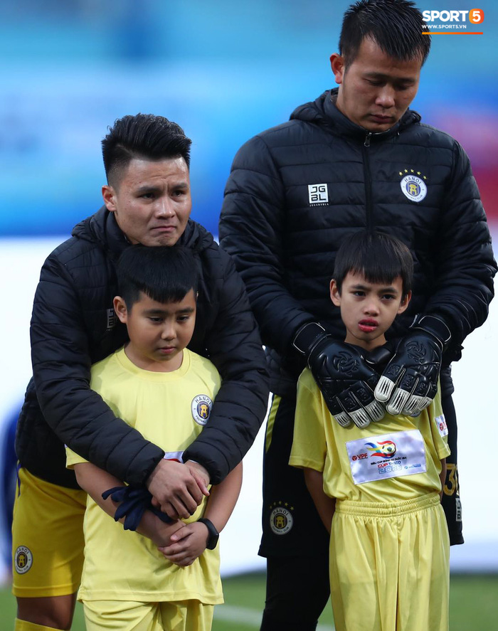 BTC trận Siêu Cúp Quốc gia bị chỉ trích vì để trẻ em mặc áo cộc tay ra sân giữa trời rét 10 độ C-3