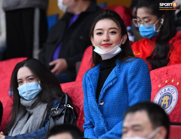 BTC trận Siêu Cúp Quốc gia bị chỉ trích vì để trẻ em mặc áo cộc tay ra sân giữa trời rét 10 độ C-11