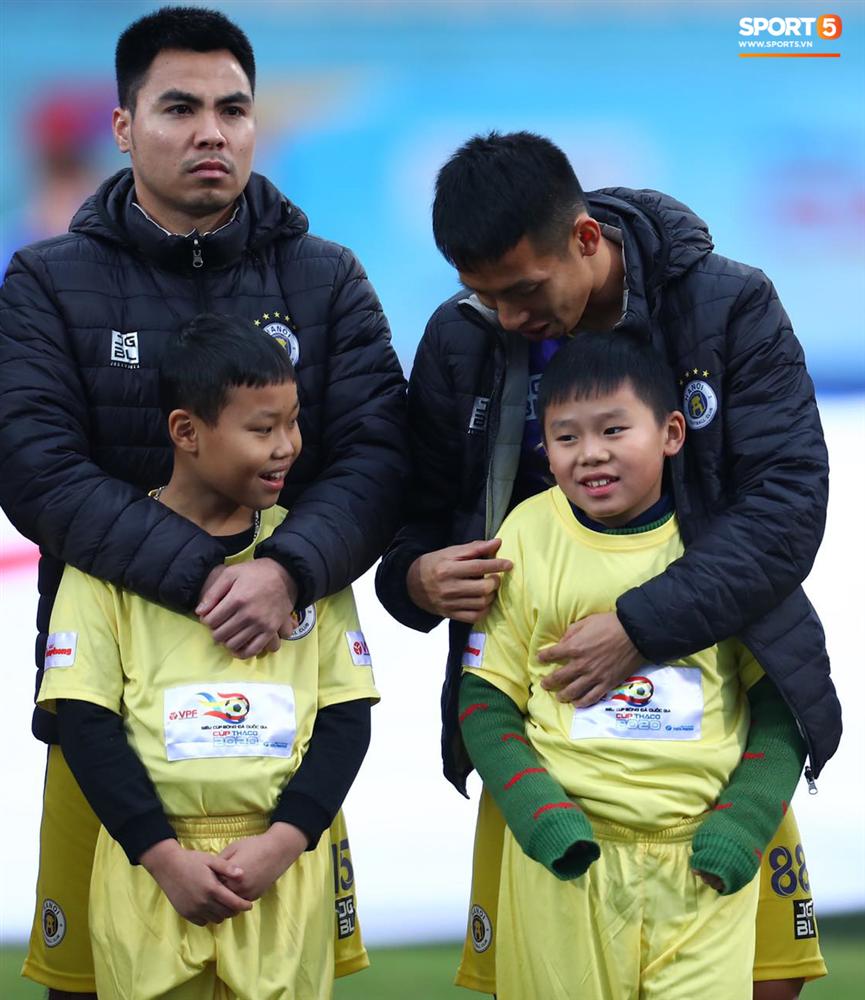 BTC trận Siêu Cúp Quốc gia bị chỉ trích vì để trẻ em mặc áo cộc tay ra sân giữa trời rét 10 độ C-6