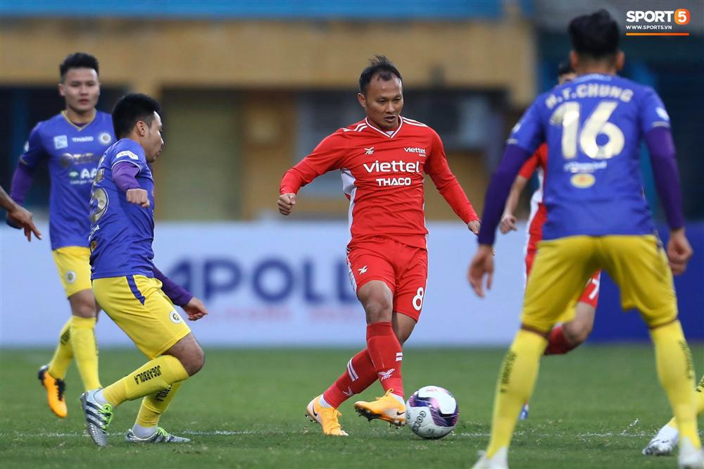 BTC trận Siêu Cúp Quốc gia bị chỉ trích vì để trẻ em mặc áo cộc tay ra sân giữa trời rét 10 độ C-9