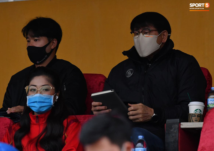 BTC trận Siêu Cúp Quốc gia bị chỉ trích vì để trẻ em mặc áo cộc tay ra sân giữa trời rét 10 độ C-10