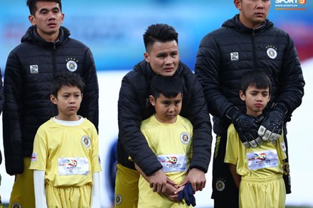 BTC trận Siêu Cúp Quốc gia bị chỉ trích vì để trẻ em mặc áo cộc tay ra sân giữa trời rét 10 độ C