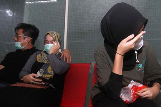 Máy bay rơi ở Indonesia: 10 đứa trẻ cùng cặp đôi vừa mới cưới trên chuyến bay định mệnh, thân nhân bàng hoàng đau đớn