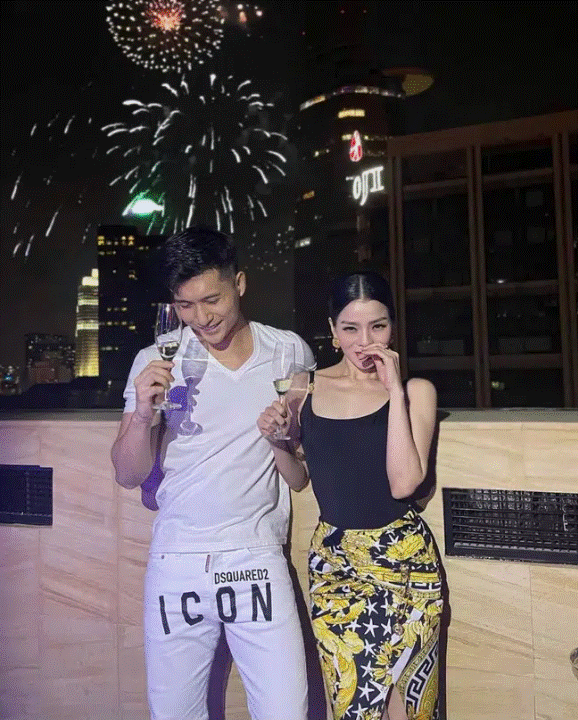 Mới công khai ảnh bên nhau, Lệ Quyên giờ còn thoải mái thể hiện sự chiều chuộng với tình trẻ tin đồn thế này đây-2