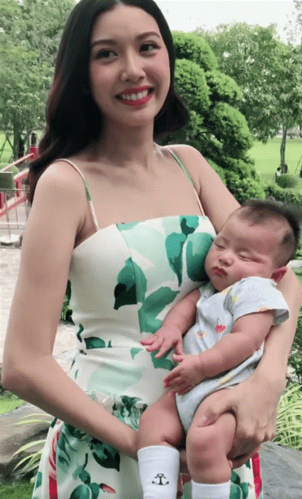 Clip quý tử nhà Thuý Vân gây bão: Mẹ tạo dáng 7749 kiểu, con ngủ li bì vẫn tình cờ pose cực điệu, bảo sao 2 tháng tuổi đã đắt show-1