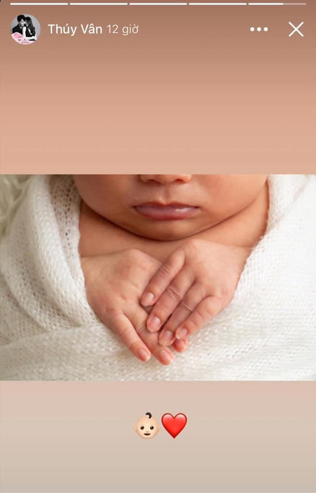 Clip quý tử nhà Thuý Vân gây bão: Mẹ tạo dáng 7749 kiểu, con ngủ li bì vẫn tình cờ pose cực điệu, bảo sao 2 tháng tuổi đã đắt show-3