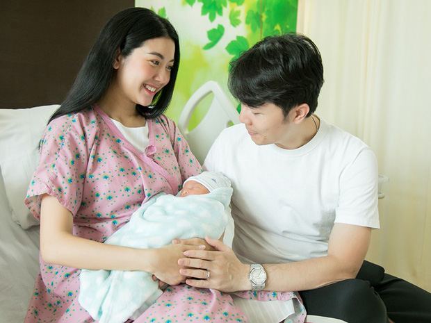 Clip quý tử nhà Thuý Vân gây bão: Mẹ tạo dáng 7749 kiểu, con ngủ li bì vẫn tình cờ pose cực điệu, bảo sao 2 tháng tuổi đã đắt show-4