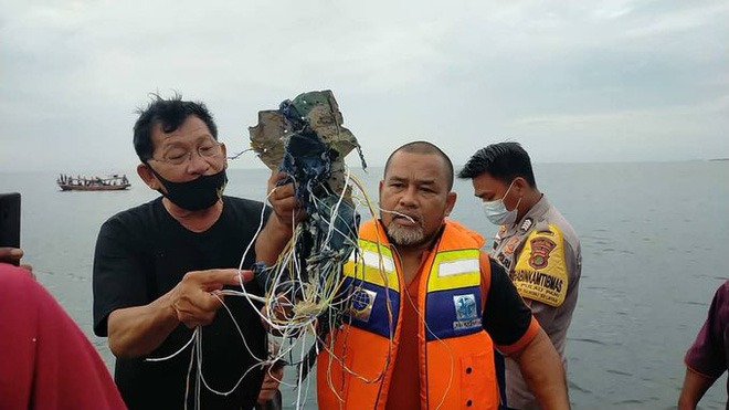 Những hình ảnh đầu tiên về các mảnh vỡ được cho là của máy bay Indonesia vừa gặp nạn-5