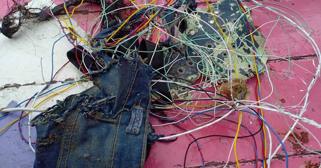 Những hình ảnh đầu tiên về các mảnh vỡ được cho là của máy bay Indonesia vừa gặp nạn-6