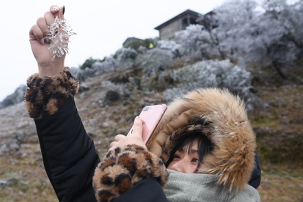 Ùn tắc đèo Ô Qúy Hồ - Sa Pa do nhiều du khách đổ lên xem băng tuyết-10