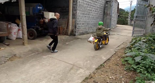 Treo chú chó nhỏ lủng lẳng trên thanh tre rồi lái xe kéo đi trên đường, anh em Tam Mao bị chỉ trích vì ngược đãi động vật-2