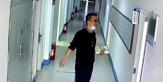 Thầy giáo đứng trước lớp làm 1 hành động kỳ lạ, ngay lập tức gây bão mạng xã hội vì quá chuyên nghiệp và đáng yêu-1