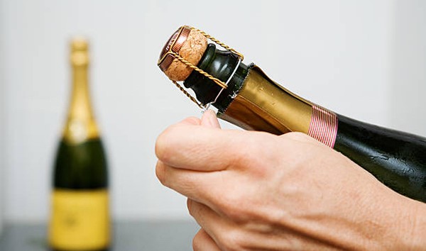 Mẹo khui rượu vang đón năm mới rực rỡ, dù thiếu dụng cụ mở cũng chẳng thể cản trở cuộc vui của bạn-6