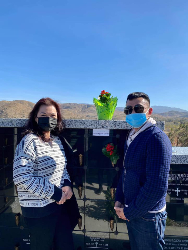 Giữa ồn ào với chồng Thu Phương, Hoài Tâm và ca sĩ Phương Loan đến viếng mộ sau 1 tháng NS Chí Tài an nghỉ-1