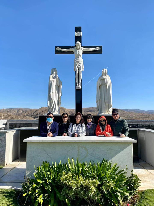 Giữa ồn ào với chồng Thu Phương, Hoài Tâm và ca sĩ Phương Loan đến viếng mộ sau 1 tháng NS Chí Tài an nghỉ-2