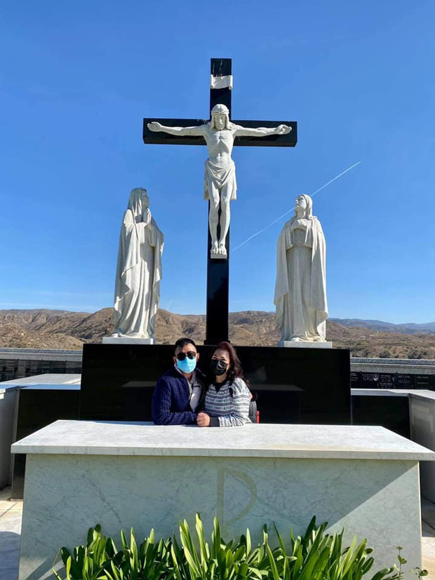 Giữa ồn ào với chồng Thu Phương, Hoài Tâm và ca sĩ Phương Loan đến viếng mộ sau 1 tháng NS Chí Tài an nghỉ-5