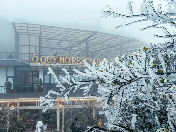 Ùn tắc đèo Ô Qúy Hồ - Sa Pa do nhiều du khách đổ lên xem băng tuyết-1