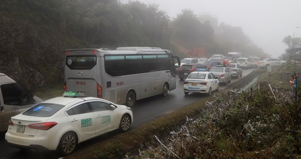 Ùn tắc đèo Ô Qúy Hồ - Sa Pa do nhiều du khách đổ lên xem băng tuyết-5