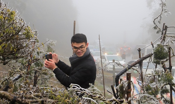 Ùn tắc đèo Ô Qúy Hồ - Sa Pa do nhiều du khách đổ lên xem băng tuyết-6