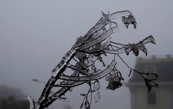 Ùn tắc đèo Ô Qúy Hồ - Sa Pa do nhiều du khách đổ lên xem băng tuyết-9