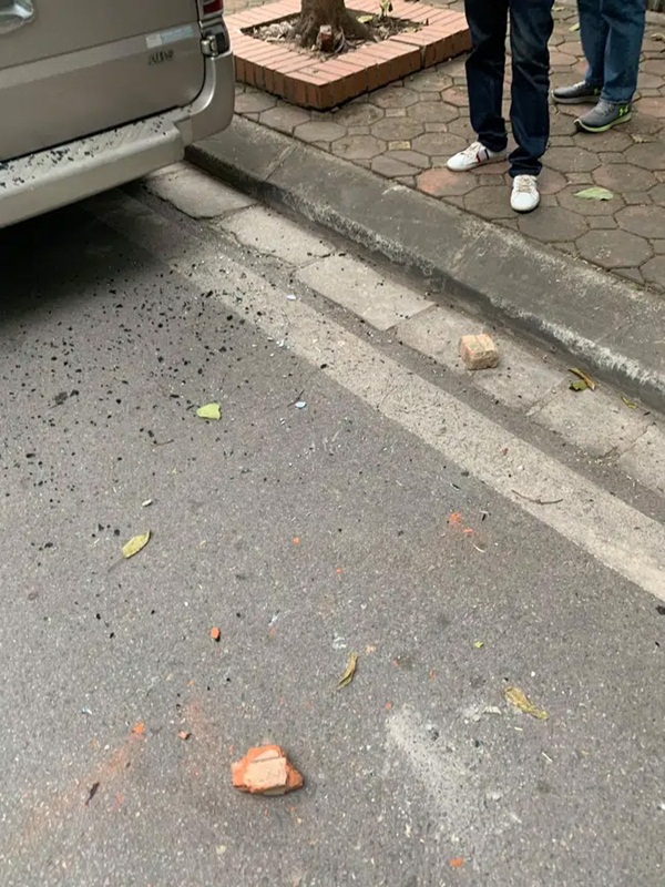 Hà Nội: Hoang mang hàng loạt ô tô đưa đón học sinh bị đập phá-4