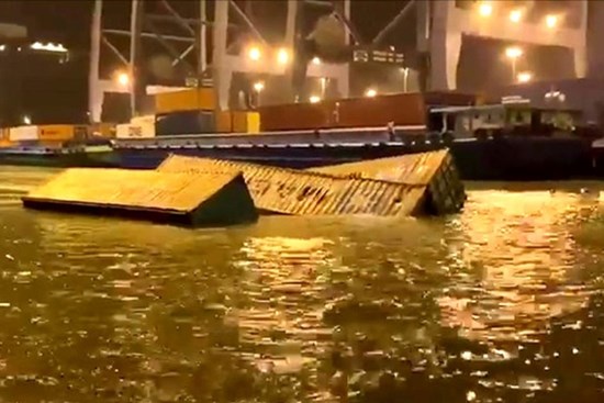 22 container rơi xuống sông Cái Mép