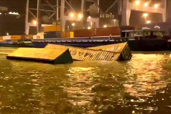 22 container rơi xuống sông Cái Mép-1