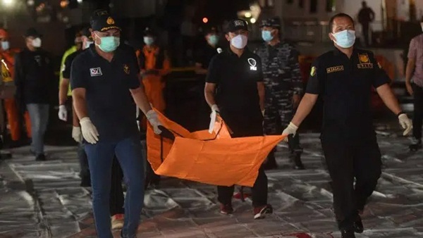 Vụ máy bay rơi ở Indonesia: Tìm thấy nhiều phần thi thể nghi là nạn nhân, gia đình thân nhân hy vọng ít nhất tìm được xác người thân-1