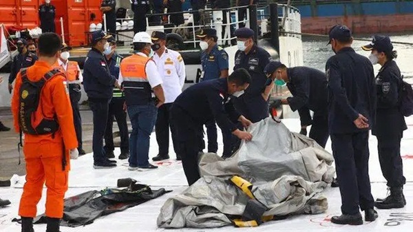 Vụ máy bay rơi ở Indonesia: Tìm thấy nhiều phần thi thể nghi là nạn nhân, gia đình thân nhân hy vọng ít nhất tìm được xác người thân-2