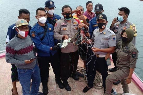 'Máy bay rơi nhanh như chớp xuống biển và nổ tung'