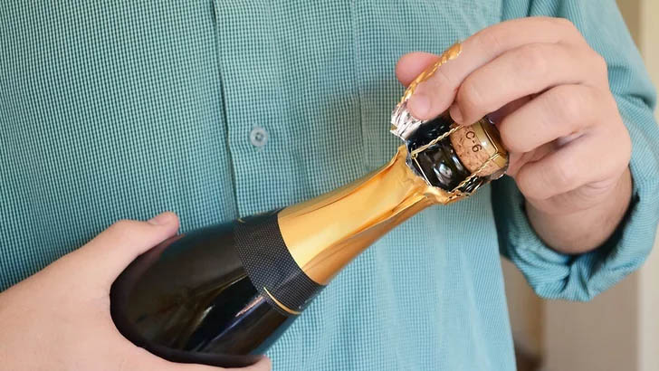 Mẹo khui rượu vang đón năm mới rực rỡ, dù thiếu dụng cụ mở cũng chẳng thể cản trở cuộc vui của bạn-5