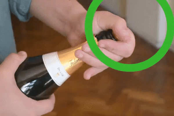 Mẹo khui rượu vang đón năm mới rực rỡ, dù thiếu dụng cụ mở cũng chẳng thể cản trở cuộc vui của bạn