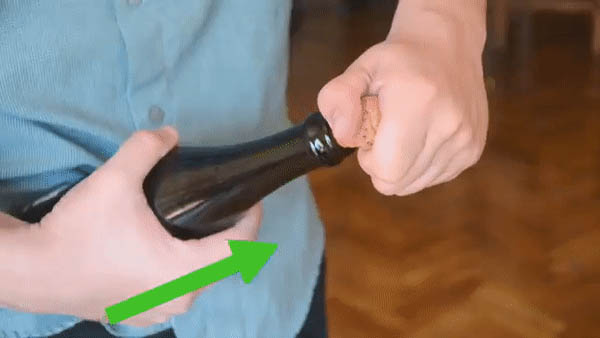 Mẹo khui rượu vang đón năm mới rực rỡ, dù thiếu dụng cụ mở cũng chẳng thể cản trở cuộc vui của bạn-7