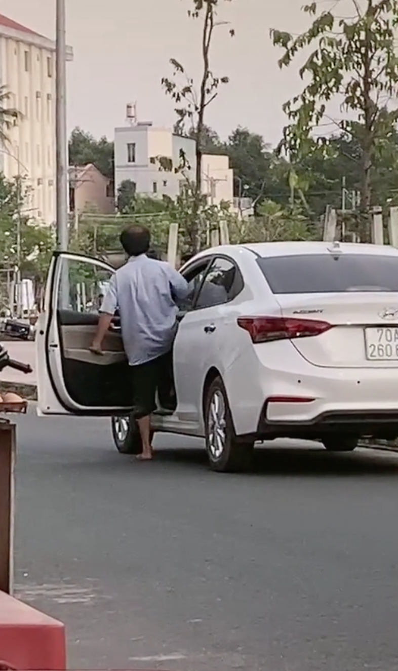 Chủ hàng trứng vỉa hè mang dép kẹp, lái ô tô trắng đi giao trứng gà nhưng bước xuống xe cực kỳ thần thái khiến ai cũng ngỡ ngàng-3