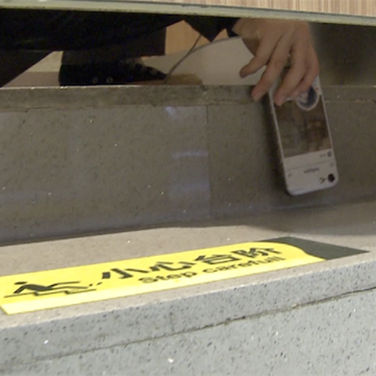 Đang đi vệ sinh thì phát hiện bóng đen đến gần nhưng không có tiếng động, cô gái dùng điện thoại quay chậm thì thấy hình ảnh gây ám ảnh-2