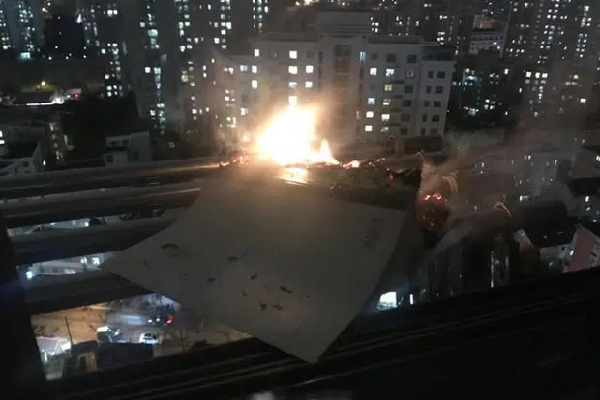 Thấy con trai học dốt quá nên bố tức giận đốt sách của con để thị uy, chẳng ngờ ít phút sau gây ra đại họa, chút nữa tra tay vào còng-1