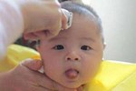 Từ vụ bé 2,5 tháng tuổi ngưng thở khi đang rửa mũi bằng xi lanh: Đây là những cách tự nhiên trị nghẹt mũi cho trẻ sơ sinh mẹ cần biết-4