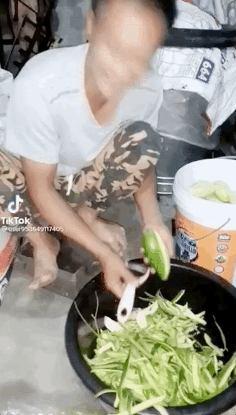 SỐC: Lộ clip hô biến xoài siêu xanh siêu ngọt bán đầy ở vỉa hè Thái Lan, rùng mình nhất là đoạn tay không xoa bóp-1